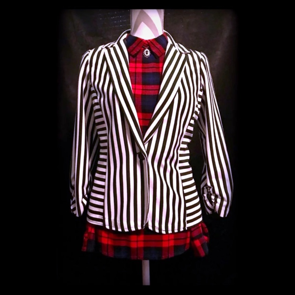 ✨ Medium black and white striped blazer